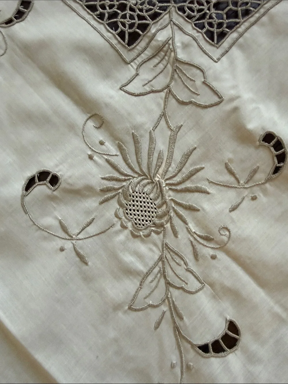 Vintage Beige Elegant Round Embroidered Tablecloth